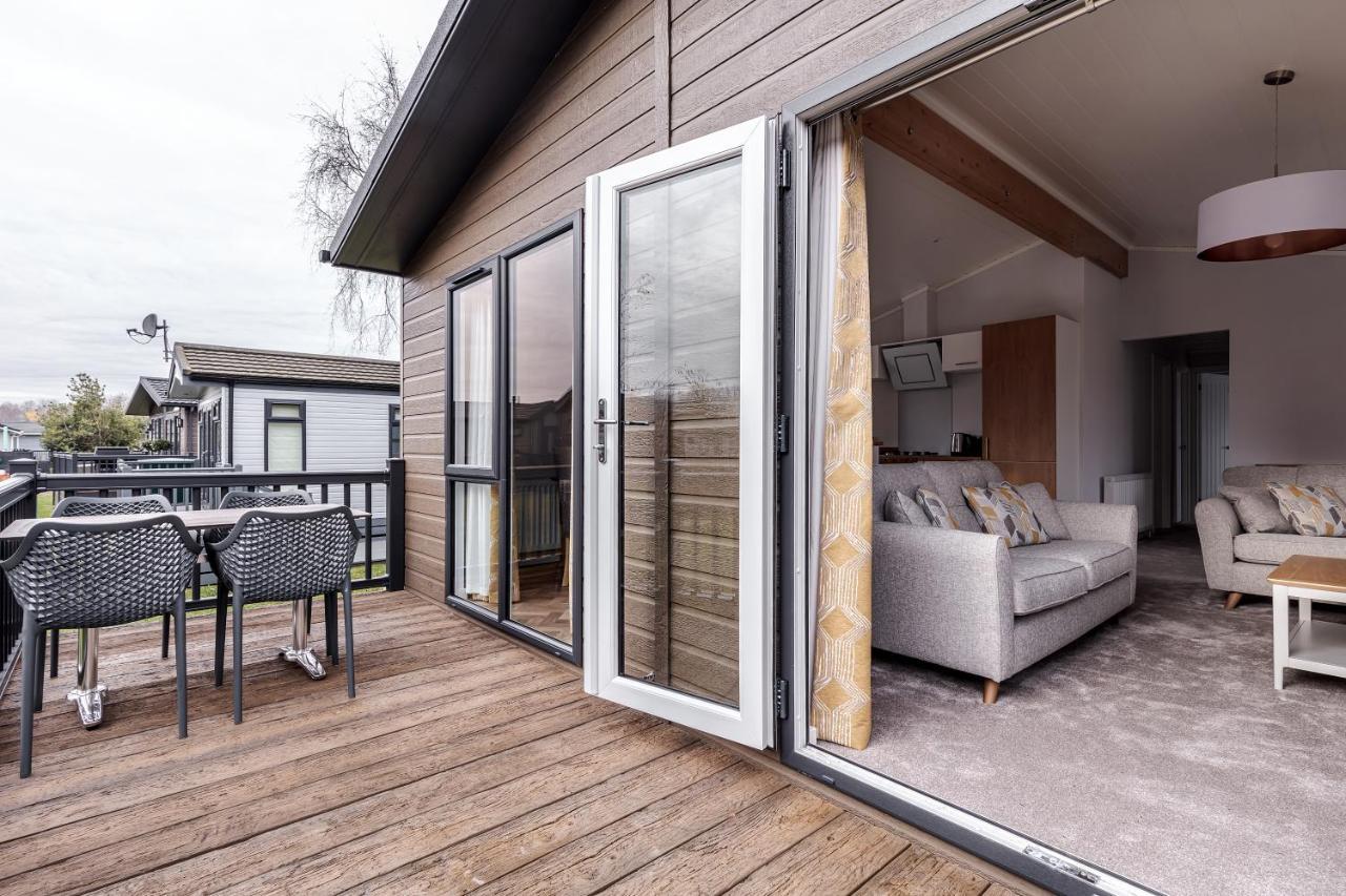 Roydon Marina Village Lodges Exterior foto